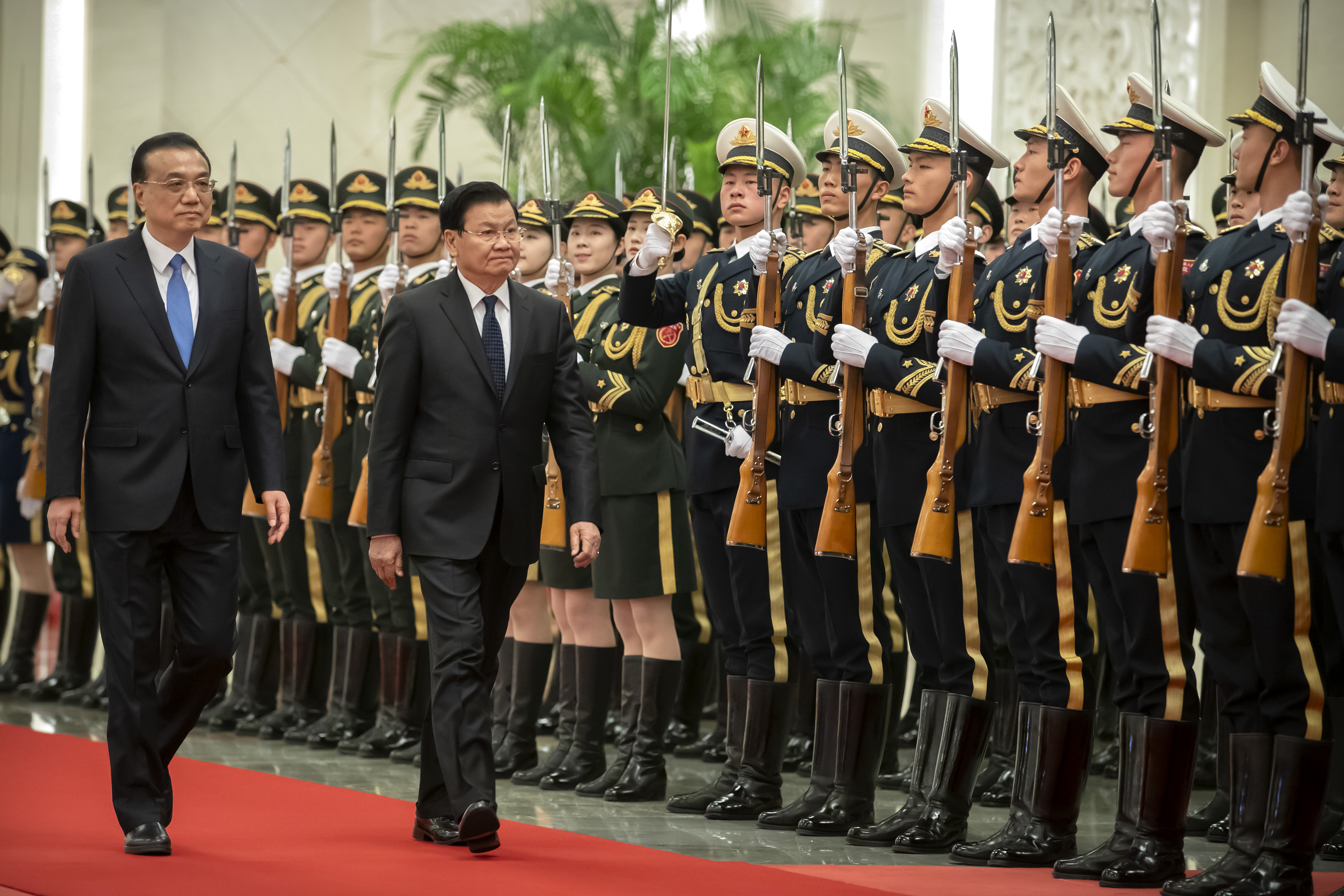 리커창(왼쪽) 중국 총리와 통룬 시슬리트(가운데) 라오스 총리가 6일(현지시간) 중국 베이징의 인민대회당에서 의장대를 사열하고 있다. AP 연합뉴스