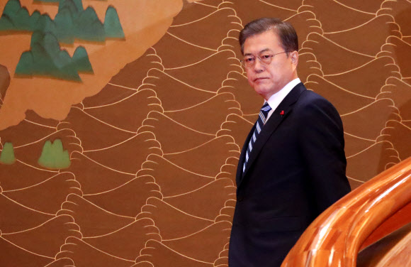 신년사 발표 위해 이동하는 문 대통령