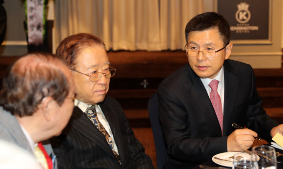 정치원로들과 대화하는 황교안