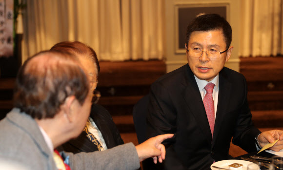 정치원로들과 대화하는 황교안