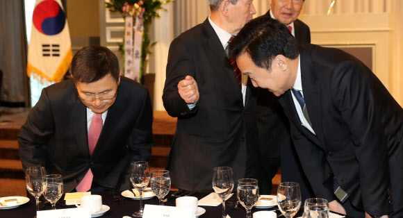 자리에 앉는 손학규와 황교안