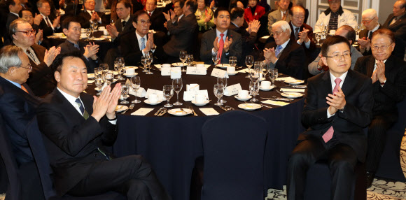 박수치는 손학규와 황교안