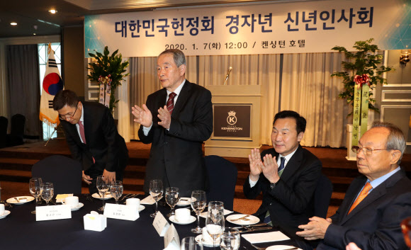 정치원로들에게 인사하는 황교안