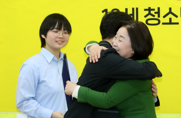 18세 청소년 입당자 포옹하는 심상정