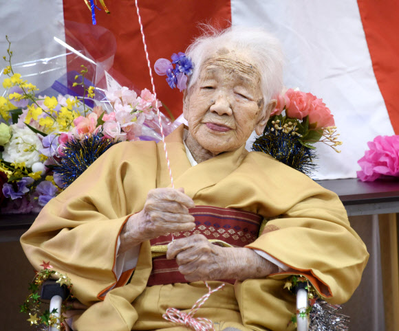 지난 2일 117세 생일을 맞은 다나카 가네 할머니가 5일 후쿠오카의 요양원에서 생일 축하 상을 받고 있다. 교도통신 로이터 연합뉴스 