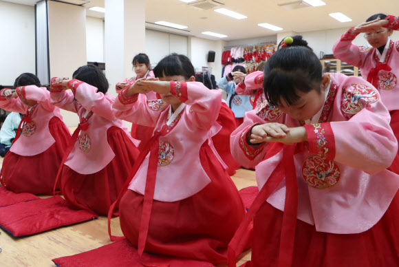 전통예절 배우는 초등생