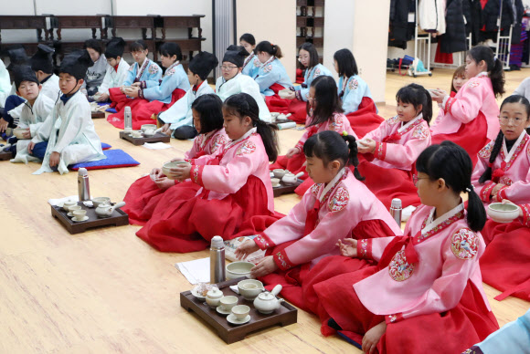 진지하게 다도 체험하는 초등생