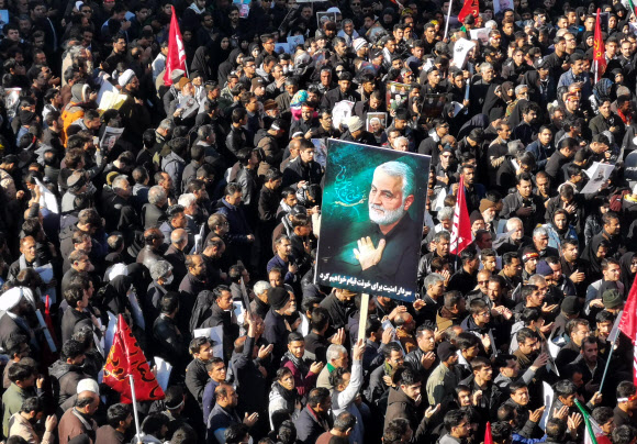지난 3일(현지시간) 미국의 드론 공습에 사망한 가셈 솔레이마니 이란 쿠드스군 사령관의 고향인 이란 남동부 케르만 주 주도 케르만에서 열린 장례식에 모여든 추모 군중. 2010.1.7.  AFP 연합뉴스