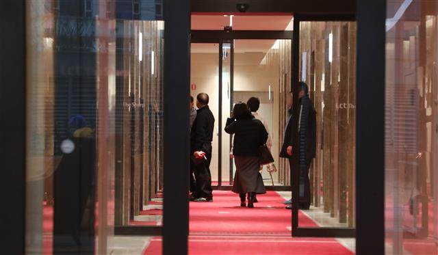 7일 부산 해운대구 엘시티(LCT)아파트 타워 동 1층 엘리베이터가 바람에 문이 닫히지 않자 보안요원이 수동으로 문을 닫아주고 있다. 해운대해수욕장 일대에 최근 고층 아파트들이 우후죽순 들어서면서 골바람인 일명 ‘빌딩풍(風’ 피해가 잇따르고 있다. 이번에도 ‘빌딩풍’이 오작동의 원인으로 꼽힌다. 2020.1.7 뉴스1