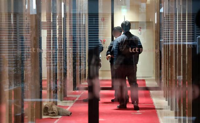 7일 부산 해운대구 엘시티(LCT)아파트 타워 동 1층 엘리베이터가 바람에 문이 닫히지 않자 관계자가 점검을 하고 있다. 해운대해수욕장 일대에 최근 고층 아파트들이 우후죽순 들어서면서 골바람인 일명 ‘빌딩풍(風’ 피해가 잇따르고 있다. 이번에도 ‘빌딩풍’이 오작동의 원인으로 꼽힌다. 2020.1.7 뉴스1