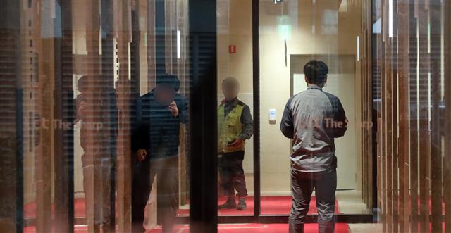 7일 부산 해운대구 엘시티(LCT)아파트 타워 동 1층 엘리베이터가 바람에 문이 닫히지 않자 관계자가 점검을 하고 있다. 해운대해수욕장 일대에 최근 고층 아파트들이 우후죽순 들어서면서 골바람인 일명 ‘빌딩풍(風’ 피해가 잇따르고 있다. 이번에도 ‘빌딩풍’이 오작동의 원인으로 꼽힌다. 2020.1.7 뉴스1