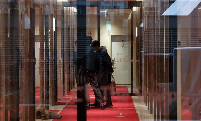 7일 부산 해운대구 엘시티(LCT)아파트 타워 동 1층 엘리베이터가 바람에 문이 닫히지 않자 관계자가 점검을 하고 있다. 해운대해수욕장 일대에 최근 고층 아파트들이 우후죽순 들어서면서 골바람인 일명 ‘빌딩풍(風’ 피해가 잇따르고 있다. 이번에도 ‘빌딩풍’이 오작동의 원인으로 꼽힌다. 2020.1.7 뉴스1