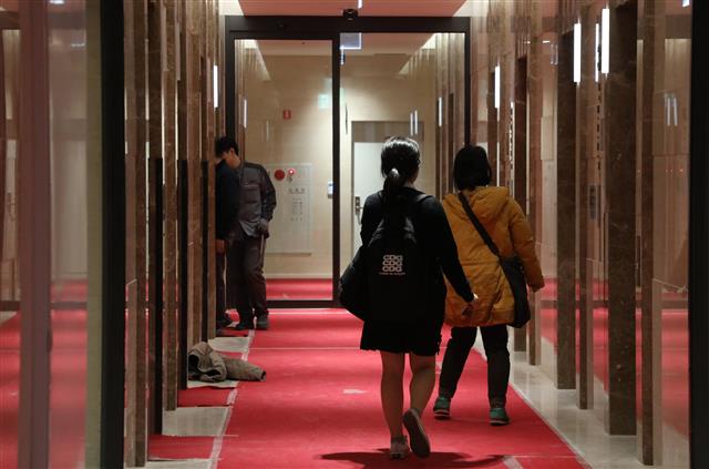 7일 부산 해운대구 엘시티(LCT)아파트 타워 동 1층 엘리베이터가 바람에 문이 닫히지 않자 보안요원이 수동으로 문을 닫아주고 있다. 해운대해수욕장 일대에 최근 고층 아파트들이 우후죽순 들어서면서 골바람인 일명 ‘빌딩풍(風’ 피해가 잇따르고 있다. 이번에도 ‘빌딩풍’이 오작동의 원인으로 꼽힌다. 2020.1.7 뉴스1