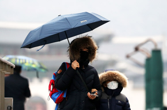 비가 내리는 6일 오후 우산을 쓴 시민들이 광화문광장 인근을 걸어가고 있다. 2020.1.6 연합뉴스