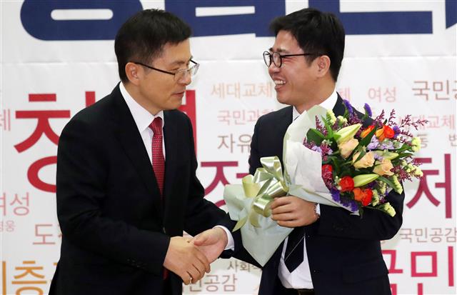 지성호에게 꽃다발 전달하는 황교안