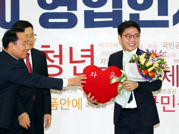 한국당 ‘자유’ 쿠션 손에 쥔 탈북 인권운동가 지성호