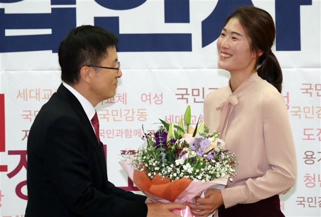 황교안 ‘김은희 코치 환영합니다’