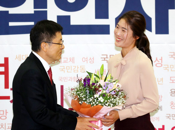 꽃다발 건네받는 한국당 총선 영입인사 김은희