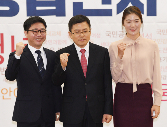 자유한국당 황교안 대표가 8일 국회 의원회관에서 제21대 총선을 앞두고 영입한 탈북민 출신 인권운동가 지성호씨, 체육계 미투 1호인 김은희씨와 함께 기념촬영하고 있다. 2020.1.8 김명국 선임기자 daunso@seoul.co.kr