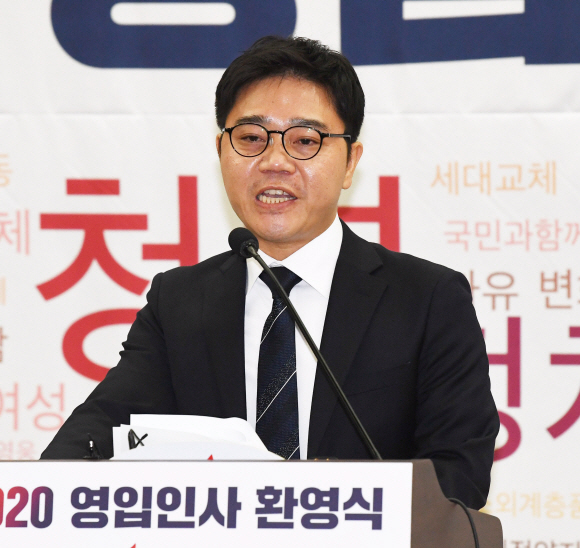 제21대 총선을 앞두고 자유한국당에 영입된 탈북민 출신 인권운동가 지성호 씨가 8일 국회 의원회관에서 열린 한국당 영입인사 환영식에서 발언하고 있다. 2020. 1.8 김명국 선임기자 daunso@seoul.co.kr