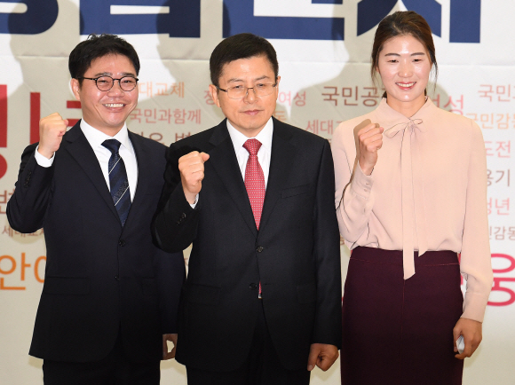 자유한국당 황교안 대표가 8일 국회 의원회관에서 제21대 총선을 앞두고 영입한 탈북민 출신 인권운동가 지성호씨, 체육계 미투 1호인 김은희씨와 함께 기념촬영하고 있다. 2020.1.8 김명국 선임기자 daunso@seoul.co.kr