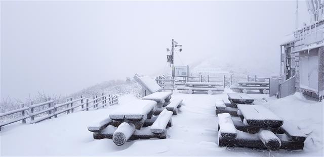 눈 내린 설악산 중청대피소