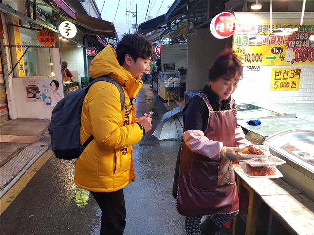 김 예비후보가 면목역 인근 동원시장에서 상인과 대화하고 있다.