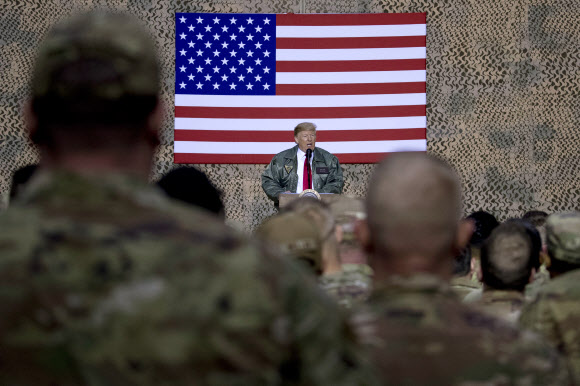 도널드 트럼프 미국 대통령이 2018년 12월 26일 임기 후 첫 분쟁지역 주둔지 방문 일정으로 이라크 아인알아사드 공군기지를 찾아 미군 장병들 앞에서 연설하고 있다. AP 연합뉴스