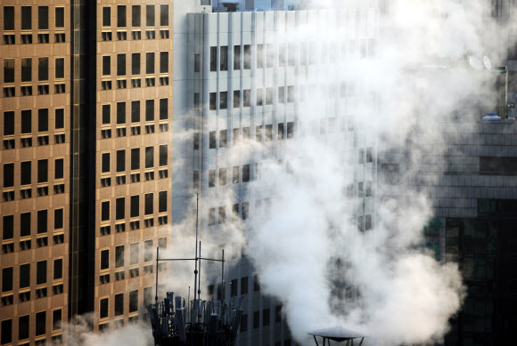 전날보다 기온이 10도 이상 떨어지며 추운 날씨를 보인 9일 오전 서울 시내 빌딩에서 난방 등으로 인한 수증기가 피어오르고 있다. 2020.1.9  연합뉴스
