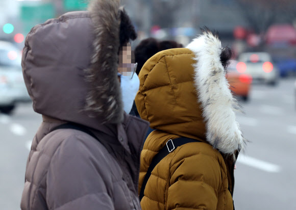 전날보다 기온이 10도 이상 떨어지며 추운 날씨를 보인 9일 오전 두꺼운 복장을 한 시민들이 광화문 사거리를 지나고 있다. 2020.1.9  연합뉴스
