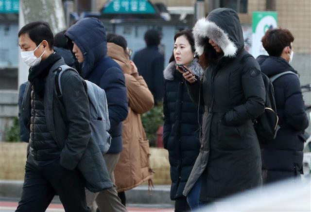 전국에 내리던 비가 그치면서 다시 한파가 시작된 9일 오전 서울 광화문네거리에서 시민들이 출근길 발걸음을 재촉하고 있다. 기상청 관계자는 “8일 밤부터 북서쪽에서 찬 공기가 유입돼 9일 아침은 매우 춥겠으니 건강관리에 유의해야 한다”면서 “곳곳에서 그간 내린 비가 얼어 지표면이 미끄럽겠으니 교통 안전에 주의를 기울이기 바란다”고 당부했다. 2020.1.9 뉴스1