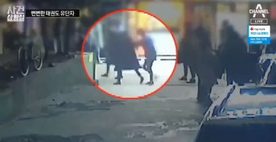‘태권도 유망주 폭행 사망 사건’ 당시 CCTV. 가해자가 피해자를 끌고 가는 장면이 담겼다. 채널A 화면 캡처