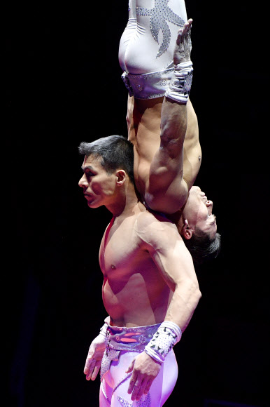 8일(현지시간) 헝가리 부다페스트에서 열린 ‘제13회 국제 서커스 페스티벌’에서 페루 2인조 곡예사들이 멋진 공연을 선보이고 있다. AFP 연합뉴스