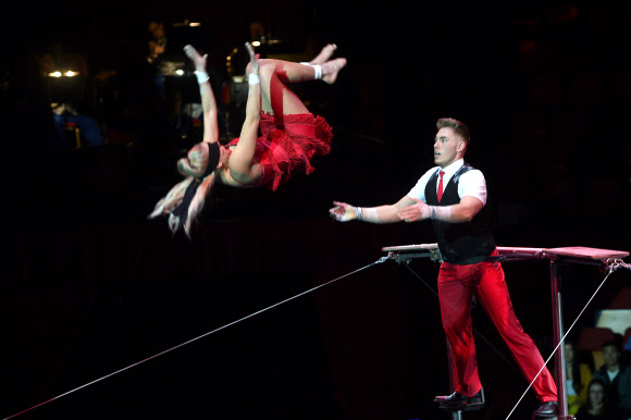 8일(현지시간) 헝가리 부다페스트에서 열린 ‘제13회 국제 서커스 페스티벌’에서 헝가리 2인조 곡예사들이 멋진 공연을 선보이고 있다. AFP 연합뉴스