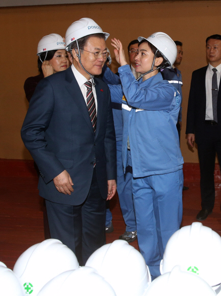 문재인 대통령이 9일 오전 경북 포항 실내체육관에서 열린 규제자유특구 투자협약식에 참석한 뒤 포스코 스마트 공장을 방문해 고로를 살펴보기 전 안전모를 착용하고 있다. 2020. 1.9  도준석 기자pado@seoul.co.kr