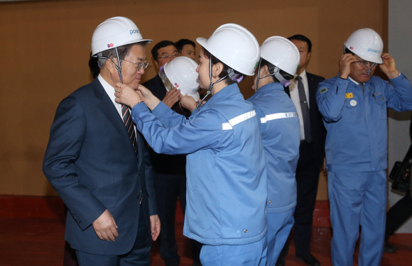 문재인 대통령이 9일 오전 경북 포항 실내체육관에서 열린 규제자유특구 투자협약식에 참석한 뒤 포스코 스마트 공장을 방문해 고로를 보기전 안전모를 쓰고 있다. 2020. 1.9  도준석 기자pado@seoul.co.kr