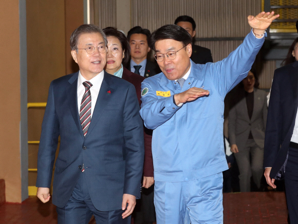 문재인 대통령이 9일 오전 경북 포항 실내체육관에서 열린 규제자유특구 투자협약식에 참석한 뒤 포스코 스마트 공장을 방문해 최정우 포스코 회장의 설명을 듣으며 브리핑실로 이동하고 있다. 2020. 1.9  도준석 기자pado@seoul.co.kr