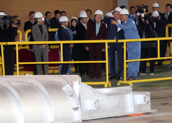 문재인 대통령이 9일 오전 경북 포항 실내체육관에서 열린 규제자유특구 투자협약식에 참석한 뒤 포스코 스마트 공장을 방문해 최정우 포스코 회장의 설명을 듣으며 고로에서 쇳물이 나오는 모습을 보고 있다. 2020. 1.9  도준석 기자pado@seoul.co.kr