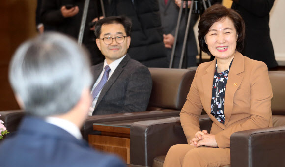 밝은 표정의 추미애 장관