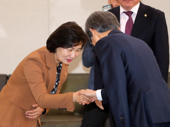추미애 법무부 장관이 9일 오후 서울 서초구 대법원 대접견실에서 열린 대법관후보추천위원회 회의에 앞서 열린 간담회에서 조희대 선임대법관과 인사를 나누고 있다. 2020. 1.9 박지환 기자popocar@seoul.co.kr
