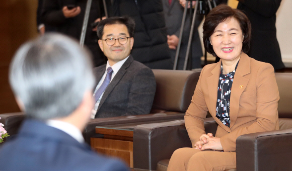 추미애 법무부 장관이 9일 오후 서울 서초구 대법원 대접견실에서 열린 대법관후보추천위원회 회의에 앞서 열린 간담회에 참석해 김명수 대법원장의 인사말을 들으며 웃고 있다. 2020. 1.9 박지환 기자popocar@seoul.co.kr