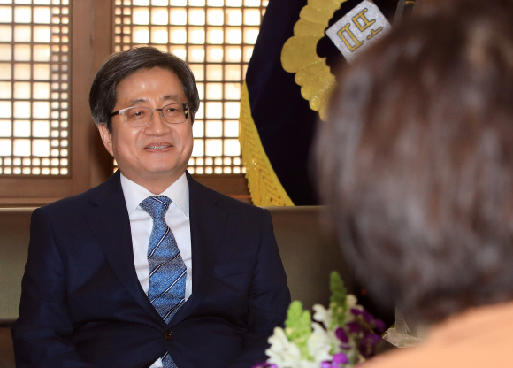 김명수 대법원장이 7일 오후 서울 서초구 대법원을 방문한 추미애 신임 법무부 장관과 대화하고 있다. 2020. 1.9 박지환 기자popocar@seoul.co.kr