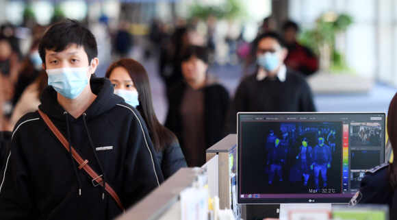 국내서 ‘중국 우한 폐렴’증상자가 발생한 가운데 9일 인천국제공항에서 중국발 항공기 입국자들이 열감지카메라가 설치된 검색대를 통과하고 있다. 2020. 1.9 박윤슬 기자 seul@seoul.co.kr