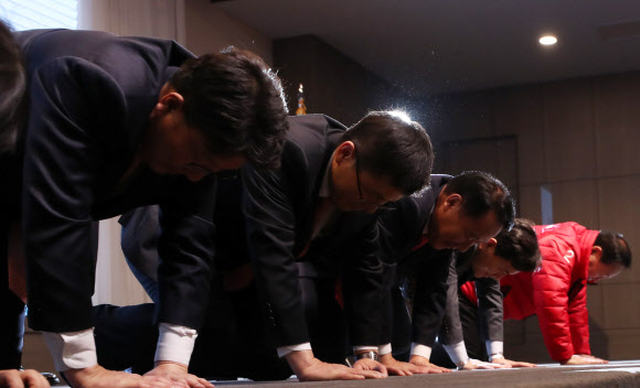 자유한국당 황교안 대표를 비롯한 참석자들이 9일 오후 강원 춘천시 스카이컨벤션에서 열린 2020 한국당 강원도당 신년인사회에서 참석자들을 향해 큰 절을 하고 있다. 2020.1.9  연합뉴스