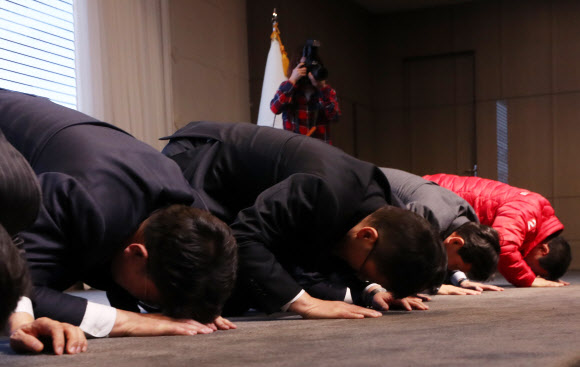 자유한국당 황교안 대표를 비롯한 참석자들이 9일 오후 강원 춘천시 스카이컨벤션에서 열린 2020 한국당 강원도당 신년인사회에서 참석자들을 향해 큰 절을 하고 있다. 2020.1.9  연합뉴스