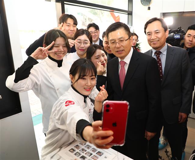 황교안 자유한국당 대표와 김진태 의원이 9일 오후 강원 춘천시 동내면의 지역 제빵기업인 유동부 치아바타를 방문해 직원들과 사진을 찍고 있다.2020.1.9 뉴스1