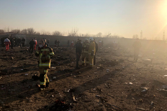 8일(현지시간) 최소 170명의 승객을 태우고 이란 수도 테헤란을 이륙한 직후 추락한 우크라이나 여객기의 잔해가 테헤란 외곽에 흩어져 있다. 테헤란 AP 연합뉴스