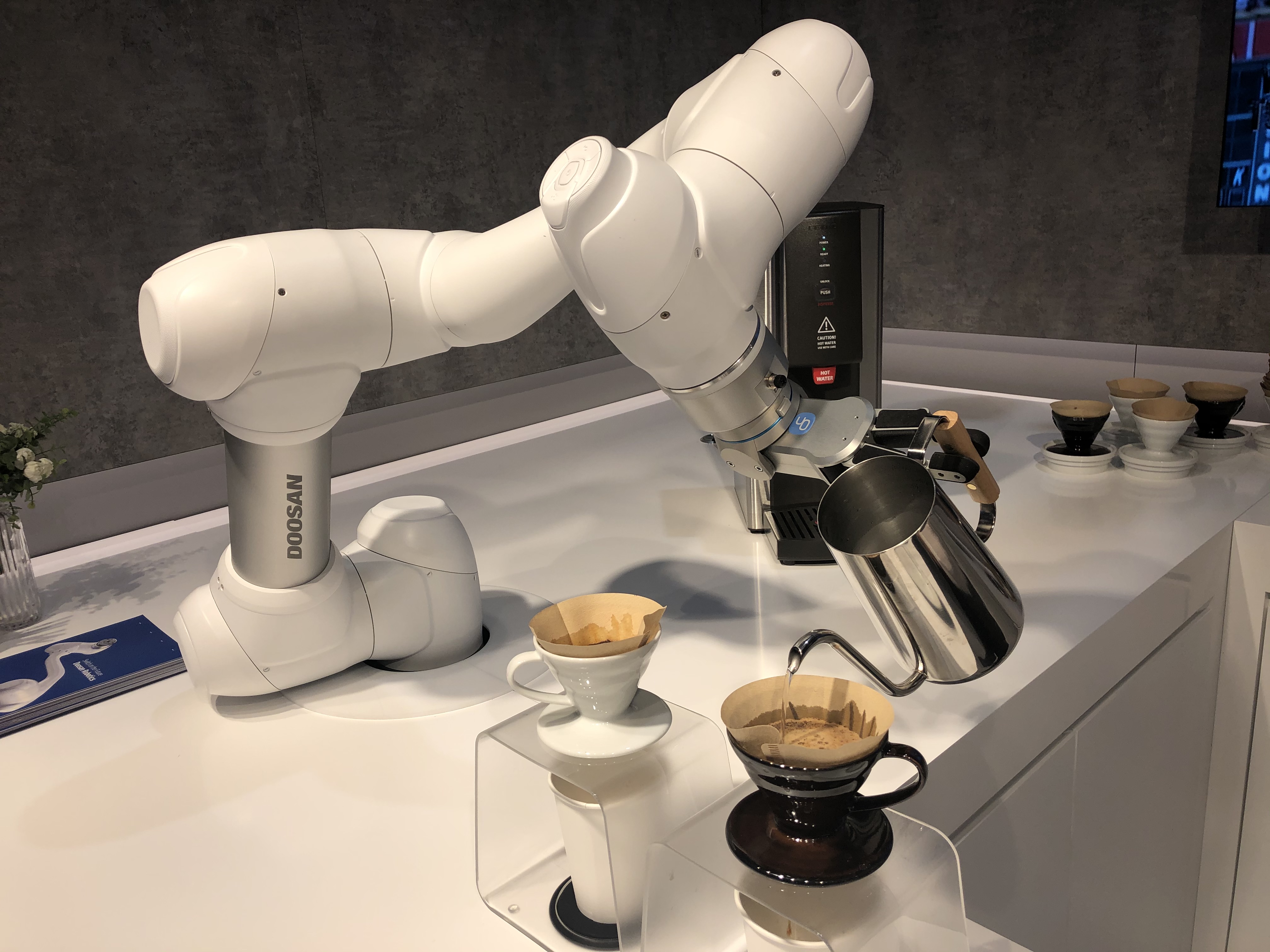 ‘로봇드립’ 커피 내리는 ‘협동로봇’