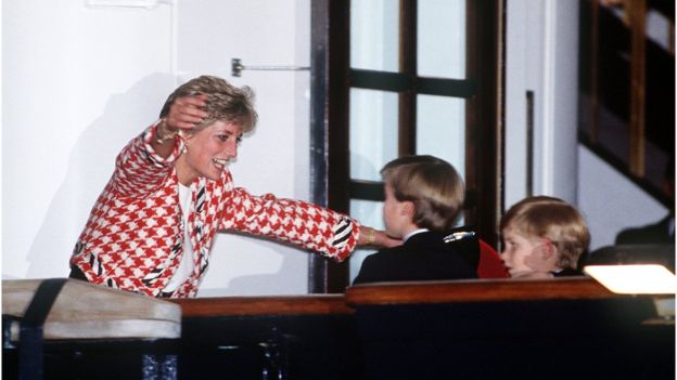 1991년 다이애나빈이 캐나다 토론토에서 두 아들 윌리엄과 해리를 반갑게 맞이하고 있다.해리 왕자와 메건 마클 왕자비 부부가 왕실 시니어 멤버에서 물러나 앞으로 영국과 캐나다를 오가며 살겠다고 밝힌 것은 어머니와의 따듯한 추억이 영향을 미쳤을 수 있다고 BBC 는 지적했다. AFP 자료사진