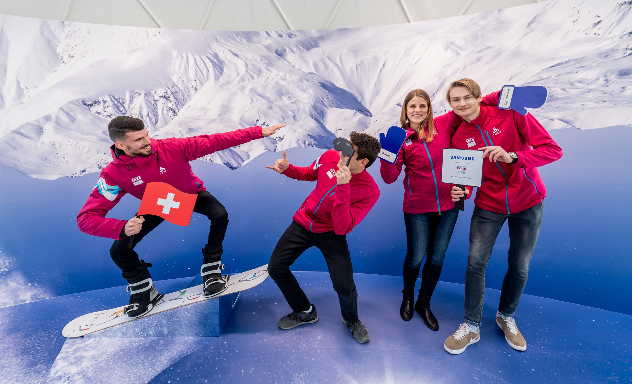 9일부터 22일까지 열리는 ‘2020 로잔 동계 유스 올림픽’ 기간 동안 삼성전자가 스위스 로잔에서 운영하는 ‘삼성 올림픽 체험관’에서 방문객들의 최신 모바일 기술을 경험해보고 있다. 삼성전자 제공